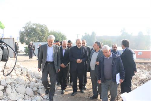 وزیر کشور به همراه مدیر عامل آبفا خوزستان از پروژه ایستگاه پمپاژ پل کابلی بازدید کرد